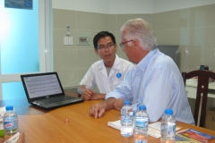 Il Prof. Zocchi nel corso delle sessioni didattiche con il Prof. Albert Quang Lam, la Direttrice del Laboratorio ed altri membri dello Staff.