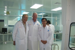 Il-Prof.-Zocchi-con-il-Prof.-Lam-e-uno-studente
