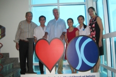 Prof.-Zocchi-con-il-Prof.-Albert-Quang-Lam-e-la-D.ssa-Truong-Hai-Nhung-Direttirce-Scientifica-del-Laboratorio-di-Biologia-cellulare-della-VNU