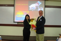 Il-prof.-Zocchi-viene-omaggiato-dal-Magnifico-Rettore-del-VNU-e-gli-viene-conferita-la-carica-di-Professore-Associato-presso-la-UNV-di-Ho-Chi-Minh-City