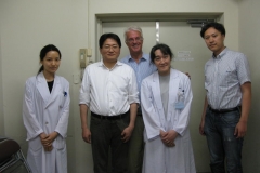 Prof.-Zocchi-con-il-Prof.-Yoshimura-e-il-suo-Staff-del-Laboratoroio-di-Cellule-Staminali
